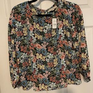 New with tags. Never worn. Floral blouse size small.